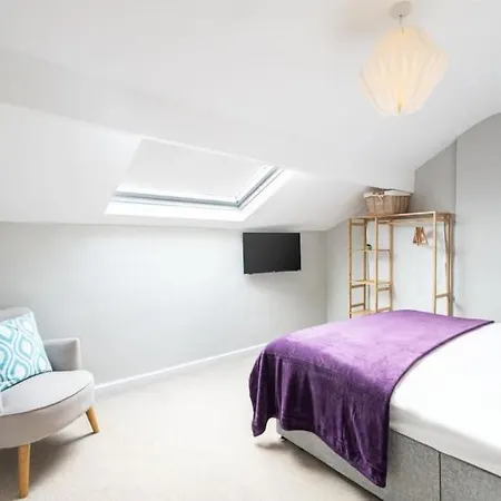 Hampton Manor House - 9 Bedrooms Apartment *