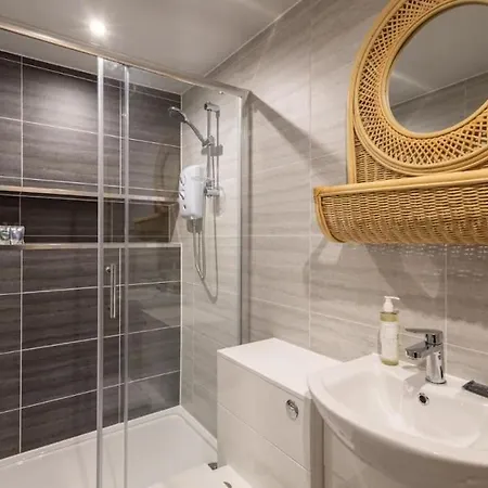 Hampton Manor House - 9 Bedrooms