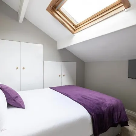 Hampton Manor House - 9 Bedrooms *