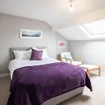 Hampton Manor House - 9 Bedrooms *