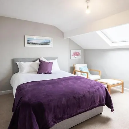 Hampton Manor House - 9 Bedrooms *