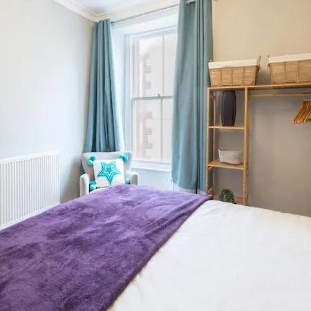 Hampton Manor House - 9 Bedrooms *